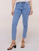 Jean skinny de tiro medio con calce ajustado, cintura con presillas y acceso frontal con cierre y botón metálico. Presenta diseño clásico de cinco bolsillos y pierna entallada de largo al tobillo.