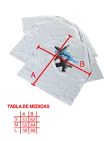 Remera blanca de algodón con corte boxy y caída recta. Estampa trasera con dos figuras abstractas en degradado negro y texto en azul claro que dice "support local Creativas".