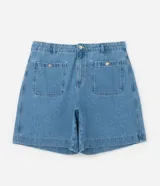 Bermuda de jeans de algodón, color azul medio, de corte amplio y largo hasta la rodilla. Presenta tiro alto con ajuste elástico interno en la cintura y bolsillos frontales.