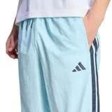 Pantalon deportivo Adidas color celeste con las icónicas tres tiras laterales en azul marino. Presenta cintura elástica con cordón ajustable y logo de la marca estampado en el muslo.