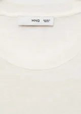 Camiseta de lino color blanco, con cuello redondo, mangas cortas y corte regular fit.