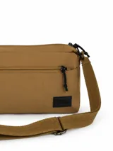 Cartera tipo bandolera de color negro, con diseño funcional de múltiples compartimentos con cierre y correa ajustable. Incluye detalle de etiqueta con logo de la marca en el frente.