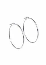 Set de aros tipo argolla dorados de acero quirúrgico hipoalergénico. El set incluye tres pares de aros de diferentes tamaños.