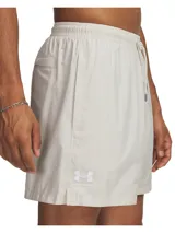 Short deportivo Under Armour de corte clásico, confeccionado en tejido ligero de secado rápido. Presenta cintura elástica con cordón ajustable, bolsillos laterales y bajo con abertura lateral. Incluye logo de la marca en la pierna derecha.