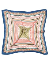 Pañuelo cuadrado de satén con estampado geométrico y floral en tonos rojizos, azul y beige. Presenta un diseño versátil ideal para accesorios.