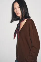 Bandana negra con estampado floral de rosas rojas y pequeñas flores azules, con bordes en color bordó.