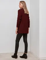 Blazer blanco de crepe, marca BBJ, con cuello solapa, bolsillos delanteros y mangas tres cuartos con frunce. Cuenta con forro interno y diseño abierto al frente.