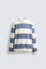Sudadera de manga larga con cuello polo, confeccionada en tejido de punto con franjas horizontales anchas en color azul y crema.