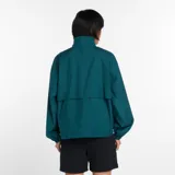 Campera deportiva New Balance de la colección Trackside, color verde oscuro. Presenta cuello alto, cierre frontal completo, mangas largas con puños elásticos y logo de la marca bordado en el pecho. Confeccionada en material ripstop resistente al viento y al agua, con diseño de ventilación.
