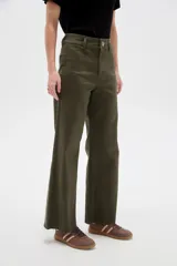 Pantalón jean de corte ancho, tiro alto y diseño recto.