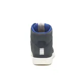 Bota urbana de caña media Caterpillar, confeccionada en gamuza encerada color azul marino. Presenta cordones jaspeados, interior con detalles en azul vibrante y suela de goma blanca con textura antideslizante.