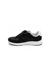 Zapatilla urbana color negro con suela blanca, cordones negros con detalles blancos, y puntera de textura granulada.