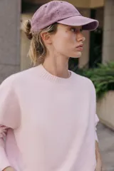 Jersey de punto soft color marrón oscuro, con cuello redondo y mangas largas. Cuenta con acabados en rib en el cuello, los puños y el ruedo.