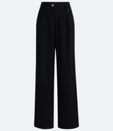 Pantalón negro de corte wide leg, estilo sastrero, con pliegues frontales y cierre con botón.