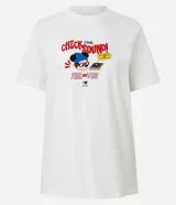Remera de algodón color blanco con cuello redondo y mangas cortas. Presenta una estampa frontal con el personaje Mickey Mouse, elementos musicales y la frase 'Check the sound! Feel the vibe'.