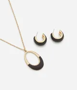 Conjunto de bisutería compuesto por un collar largo con cadena fina y dije en forma de aro, y un par de aros tipo argolla pequeña. Ambas piezas presentan un diseño bicolor que combina metal en tono oro batido con una aplicación de material sintético negro en la parte inferior.