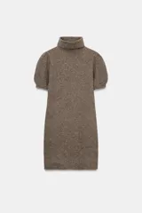 Vestido corto de punto con cuello subido y mangas cortas abullonadas.