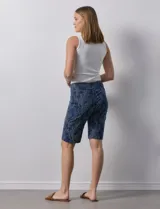 Bermuda a la rodilla con estampado de rayas verticales azules y blancas, pretina ancha elastizada.