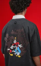 Remera de algodón premium color gris melange oscuro, con corte oversize y estampa pequeña de Mickey Mouse en el pecho.
