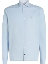Camisa celeste de manga larga Tommy Hilfiger, corte clásico, cuello inglés y logo bordado en el pecho.