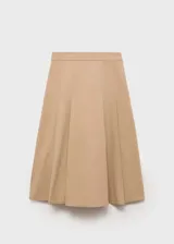 Falda midi color beige con detalle de pinzas y cinturón negro.