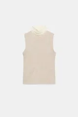 Camiseta combinada de algodón en color beige melange, sin mangas y con cuello subido en color blanco rotundo.