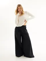 Sweater de punto color crudo, con cuello redondo y mangas largas.