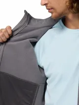 Chaqueta Columbia modelo Ascender Soft Shell, color gris, con cierre frontal completo, cuello alto con protector de barbilla, bolsillo en el pecho con cierre y bolsillos laterales. Cuenta con puños ajustables y tecnología resistente al agua y al viento.