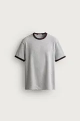 Camiseta de corte regular, color negro, con cuello redondo y bordes de mangas en color crema a contraste.