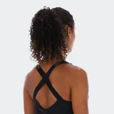 Musculosa deportiva negra para mujer, con escote redondo al frente y espalda tipo racerback con tirantes cruzados. Presenta un logo Vector reflectante en el pecho.