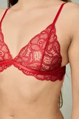 Conjunto de lencería rojo de encaje, compuesto por un bralette triangular con tirantes finos ajustables y una tanga colaless con tiras laterales regulables y argollas metálicas.