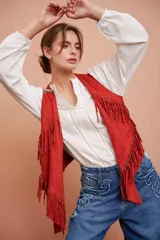 Blusa blanca de cuello Mao y manga larga con detalle de vainilla en la abertura frontal.