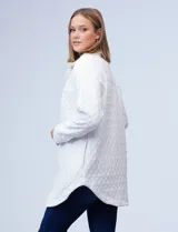 Sobrecamisa capitoneada color verde militar, marca Robert Louis. Cuello con solapa, abertura central con botones y bolsillos delanteros.