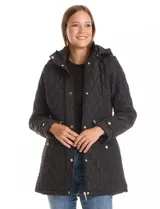 Campera capitoneada de corte clásico, con cuello alto, capucha desmontable y cierre frontal con broches a presión dorados. Presenta cordón de ajuste en la cintura con terminales metálicas y bolsillos frontales con broche.