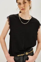 Musculosa negra de lino con escote redondo y detalle de encaje en las sisas.