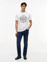 Remera de cuello redondo confeccionada en puro algodón, con corte regular. Presenta un estampado gráfico en el pecho con la colaboración entre Tommy Hilfiger y el equipo de Fórmula 1 de Cadillac.