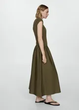 Vestido midi de diseño combinado en color verde oliva. Presenta un cuerpo ajustado de tejido de punto con cuello redondo y mangas cortas, unido a una falda amplia de corte evasé confeccionada en algodón.