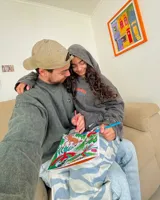 Canguro gris con efecto lavado, de corte holgado y con capucha. Presenta un estampado pequeño en el pecho y un bolsillo tipo canguro.