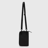 Cartera tipo porta pasaporte de diseño minimalista y compacto, color negro, con cierre perimetral y correa ajustable con logo de la marca estampado.