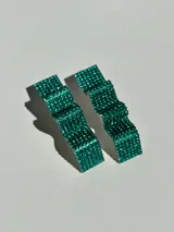 Par de aros rectangulares con forma irregular, cubiertos de strass color verde esmeralda.