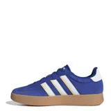 Championes Adidas Barreda de hombre, color azul con detalles en blanco y suela color caramelo. Inspirados en los clásicos de tenis, con capellada de cuero sintético y gamuza, puntera en forma de "T" y suela de goma estilo cupsole.