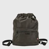 Mochila urbana de cuero vegano con cierre de cordón ajustable en el compartimento principal y bolsillo frontal con cierre. Cuenta con correas ajustables y logo de la marca en el frente.