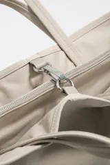 Bolso shopper grande Bimba Y Lola color beige, con doble juego de asas de hombro y de mano, cierre de botón a presión y logo de la marca estampado en el frente.