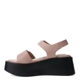 Sandalias de plataforma color nude con suela negra gruesa. Presentan dos tiras anchas ajustables con hebillas metálicas plateadas sobre el empeine y una tira de sujeción en el tobillo.