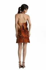 Chaleco de lino de mujer con escote halter y estampado exclusivo, sin mangas y con diseño de sastrería delicada.