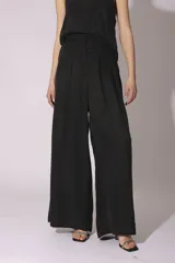 Pantalón palazzo de tiro alto color gris, con pinzas delanteras y bolsillos laterales.