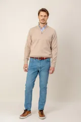 Sweater de lana lambswool color beige, con diseño de medio cierre frontal y cuello alto.