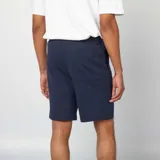 Bermudas de chándal azul marino de felpa ligera, con cintura elástica ajustable mediante cordón blanco de ajuste y bolsillos laterales.