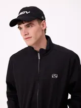 Gorro con visera marca Rusty, color negro, con logo bordado en la parte frontal y lateral.