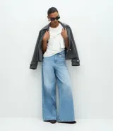 Remera de manga corta confeccionada en algodón, con cuello redondo y diseño recto. Presenta un lazo grande aplicado en la parte frontal que aporta volumen a la prenda.